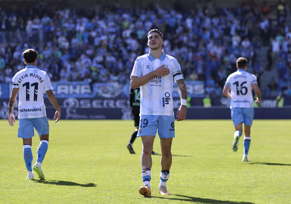 Imagen principal - Roberto, en varios momentos del partido contra el Atlético Baleares.