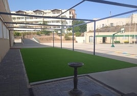 Vista del patio del colegio Mariana Pineda, con una fuente en primer plano.