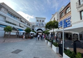 Fachada principal del Ayuntamiento nerjeño en la céntrica calle Carmen.