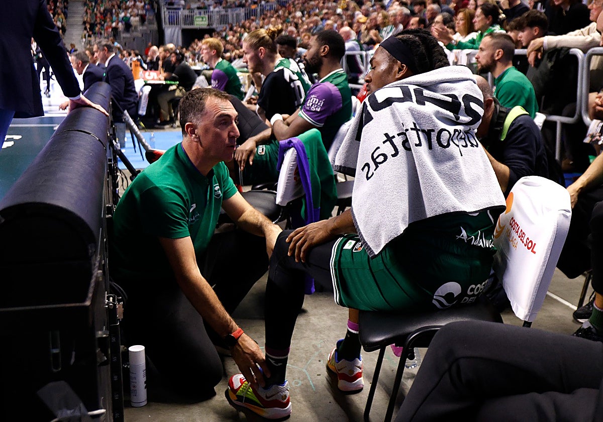 Kendrick Perry es tratado por el fisioterapeuta Mario Bárbara durante el partido contra el Andorra.