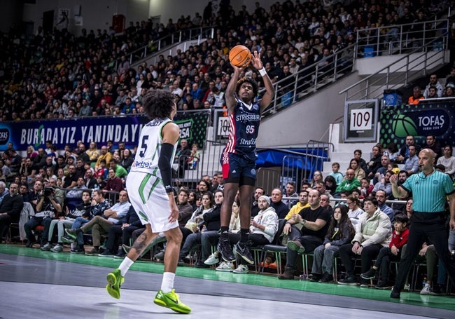 Illan Pietrus lanza un triple en el partido de la semana pasada entre el Tofas y el Estrasburgo.