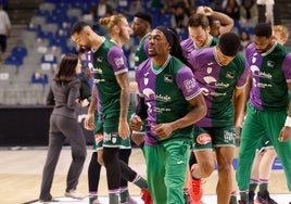 Los jugadores del Unicaja, antes del partido ante el Andorra, con Perry en primer término.