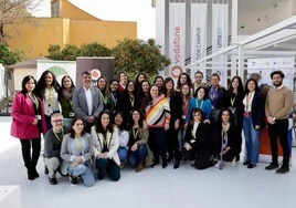 Parte del equipo de Arrabal-AID, Fundación Unicaja, Vodafone Innovation Hub y Somos F5, junto a las alumnas del curso.