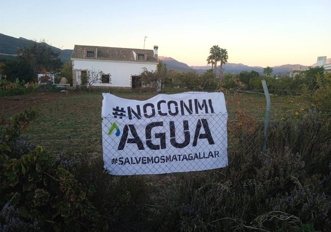 Pancartas por el pueblo de la plataforma 'La Mesa del Agua'.