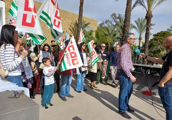 Concentración realizada hoy por los trabajadores, a las puertas del CIO Mijas.