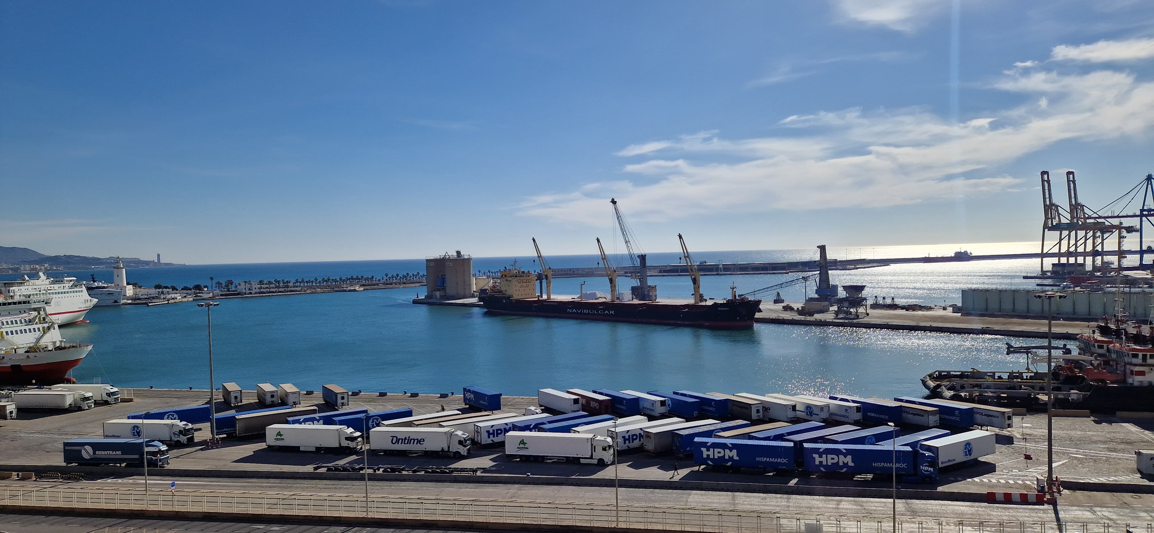 Protestas en Málaga: Camiones bloqueados en el Puerto.