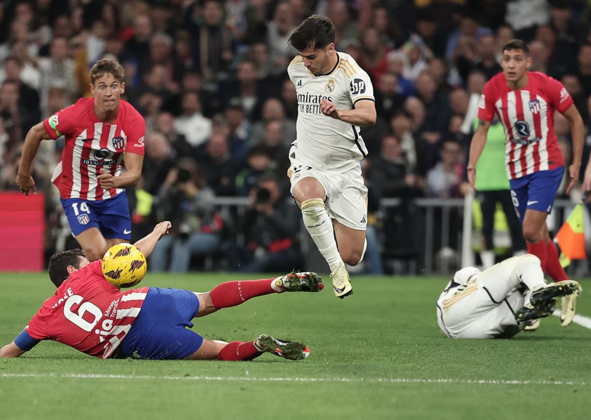 Imagen secundaria 1 - Brahim, en diferentes momentos durante su partido del pasado domingo ante el Atlético de Madrid en el Bernabéu.