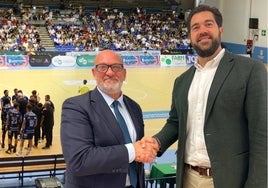 El presidente del club, Alberto Camas, y el concejal de Deportes del Ayuntamiento, Borja Vivas.