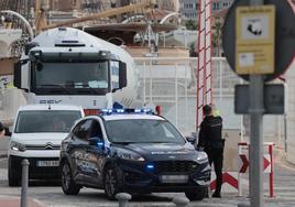 Camiones de mercancías escoltados en el puerto de Málaga