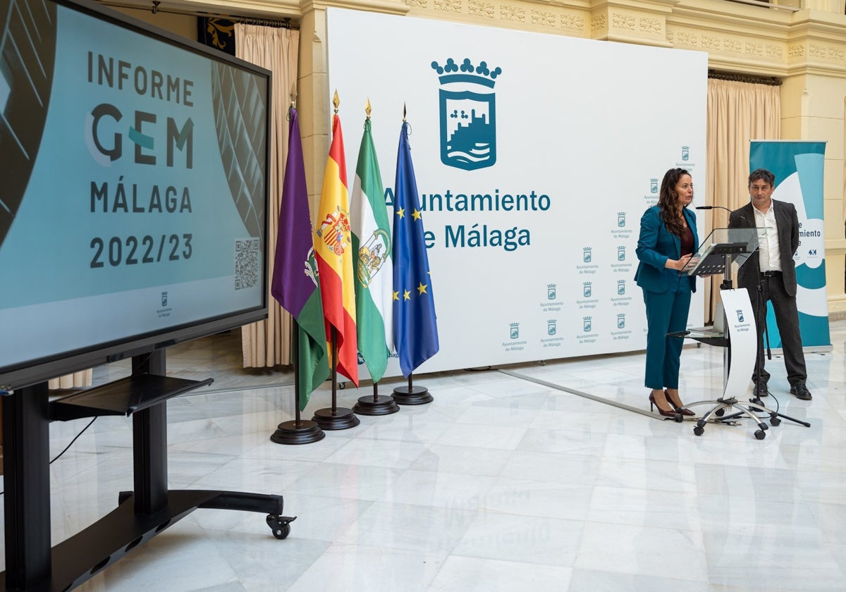 La concejala Alicia Izquierdo y Rafael Ventura, en la presentación del informe GEM.