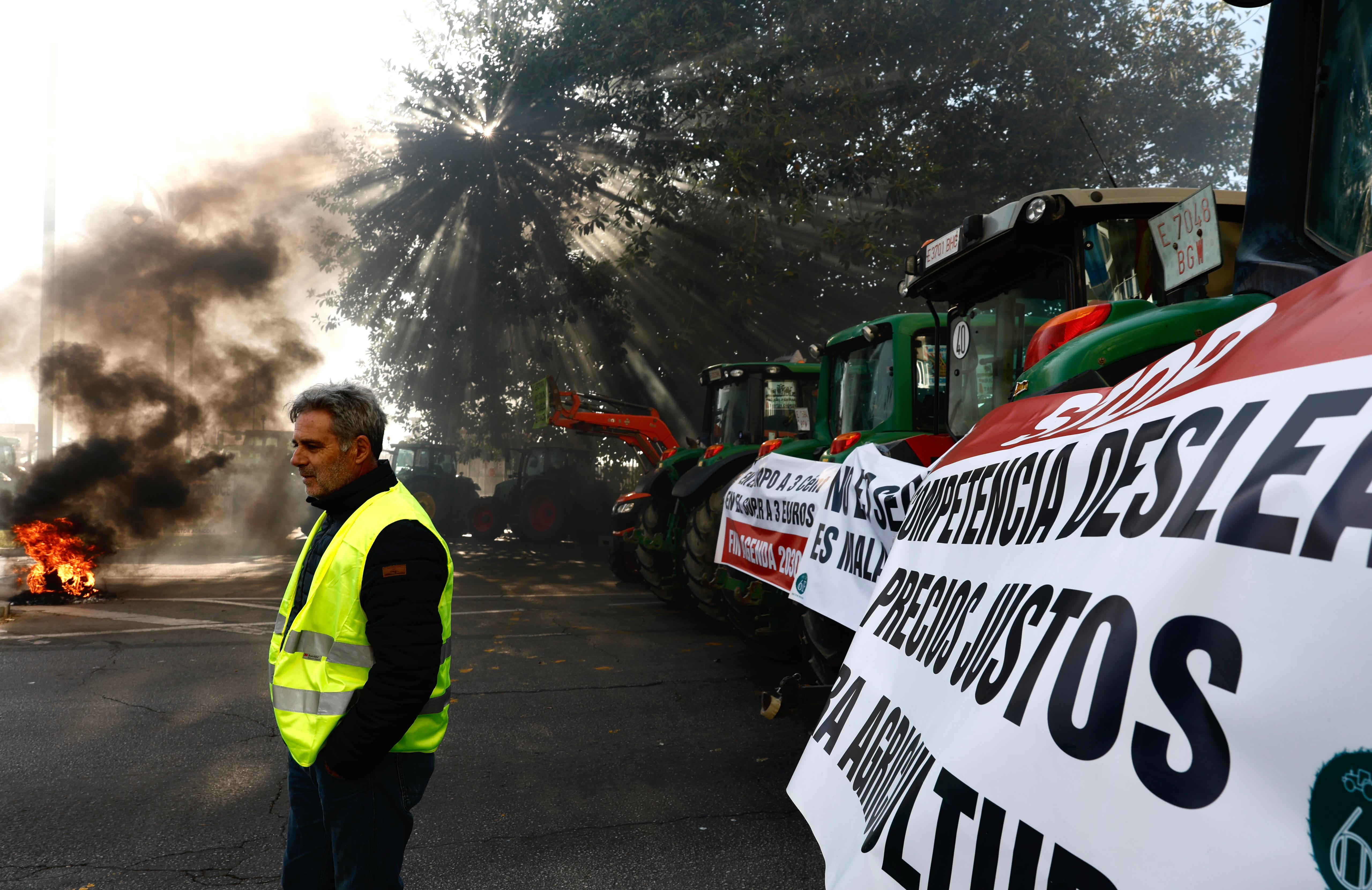 Protestas en Málaga capital: unos 200 tractores, llegados de diferentes municipios del Valle del Guadalhorce, cierran el paso en la Avenida Antonio Machado