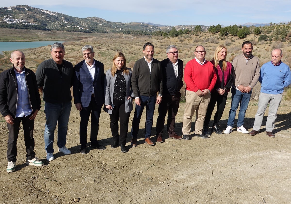 Alcaldes y ediles socialistas de la Axarquía, este martes en el pantano de La Viñuela, con Daniel Pérez y Josele Aguilar.