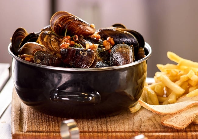 Los mejillones en salsa y las patatas fritas son dos básicos de la cocina de Bruselas.