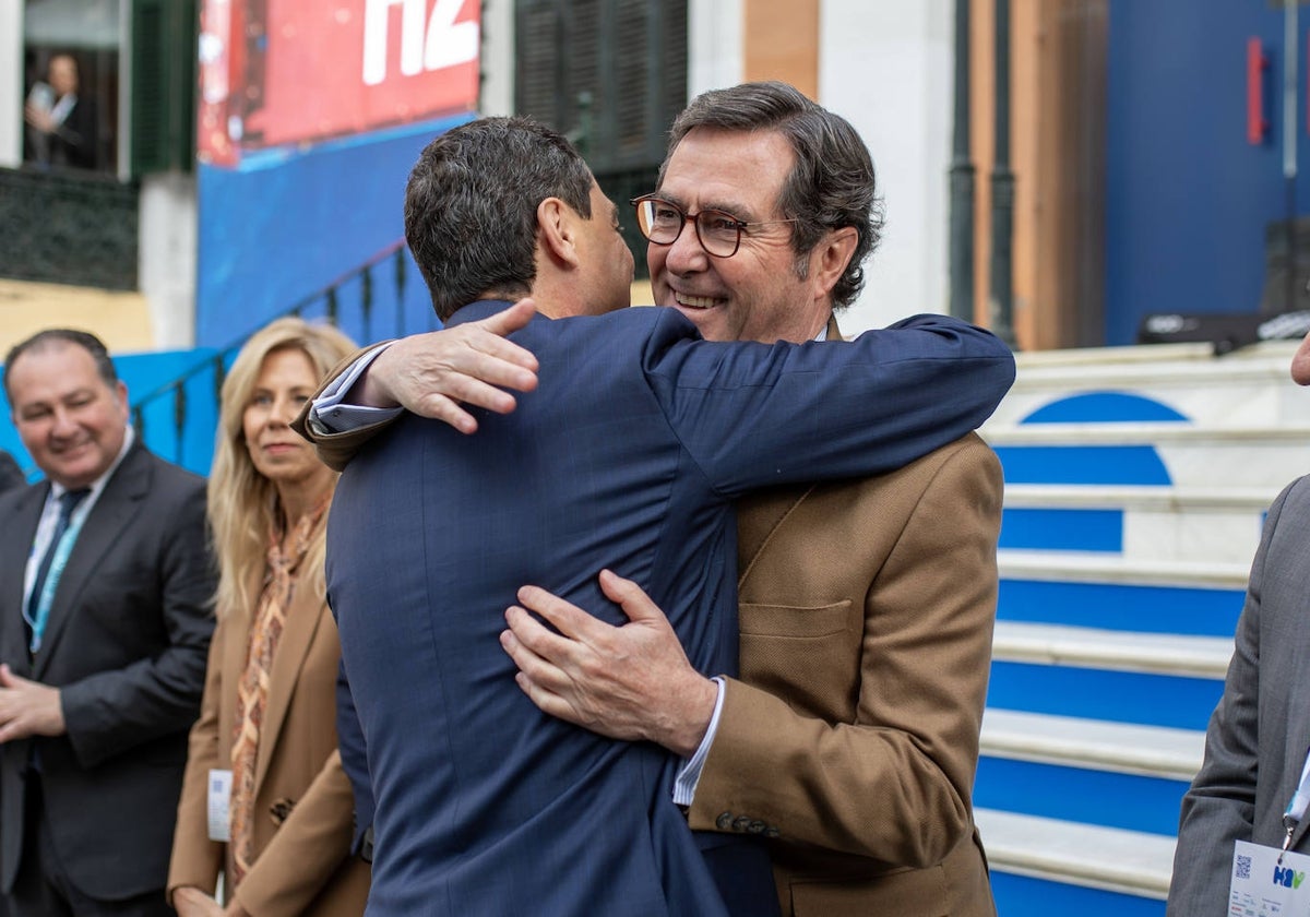 Juanma Moreno saluda al presidente de la CEOE, Antonio Garamendi, en la inauguración del congreso.