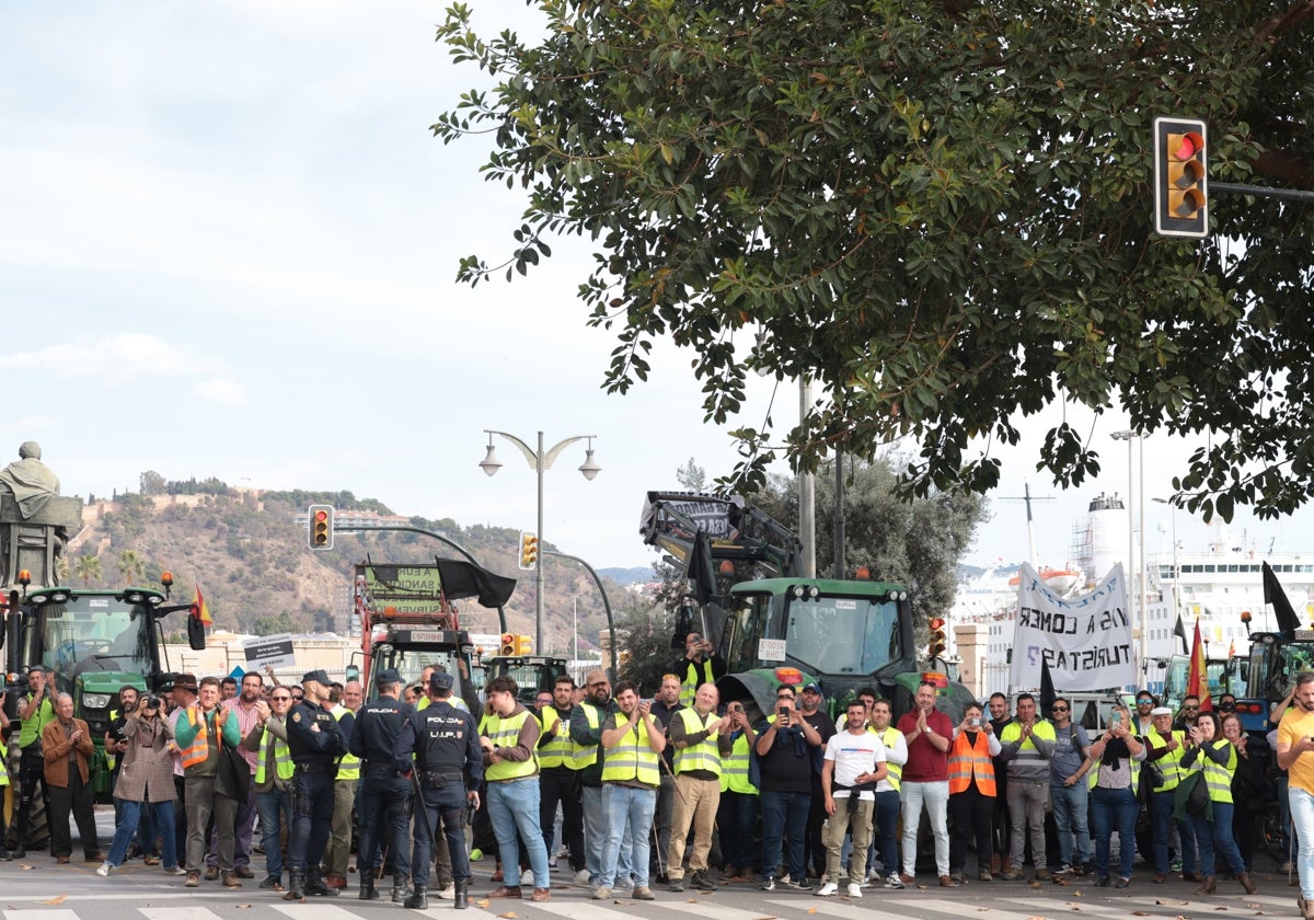 Imagen de este martes en Málaga, en la que se aprecia la tractorada para bloquear la entrada al puerto.