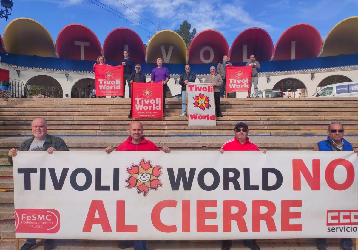 Concentración de los trabajadores, este miércoles, a las puertas del parque.