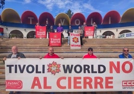 Concentración de los trabajadores, este miércoles, a las puertas del parque.