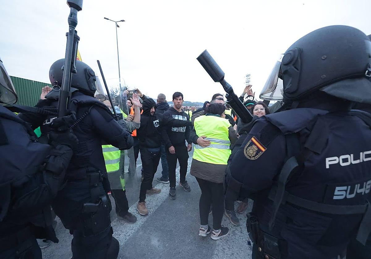 GALERÍA | Tensión en Antequera entre agricultores y policías