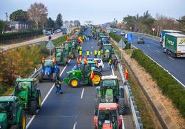 Tractores cortan la autovía A-4 en Sevilla durante una de las jornadas de protestas.