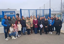 Las familias y alumnos de dos centros educativos de Archidona se concentran por la falta de eprsonal.