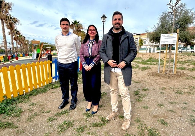 Los ediles, en la zona verde en la que se han plantado los árboles.