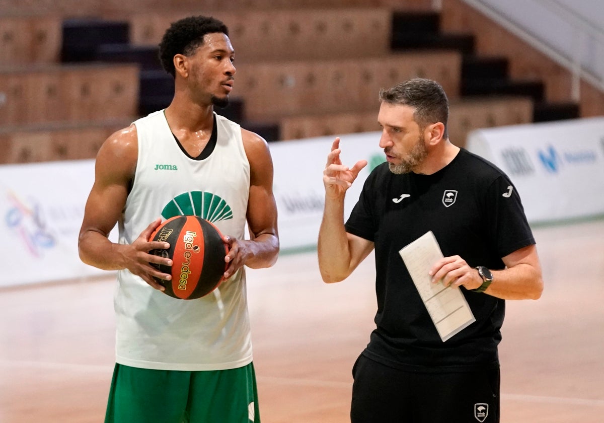 Ibon Navarro charla con Taylor en un entrenamiento en Los Guindos.