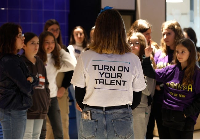 Las participantes han podido conocer a jóvenes que han elegido carreras tecnológicas.