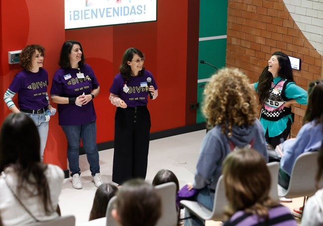 Las organizadoras, pertenecientes a la asociación Yes We Tech.