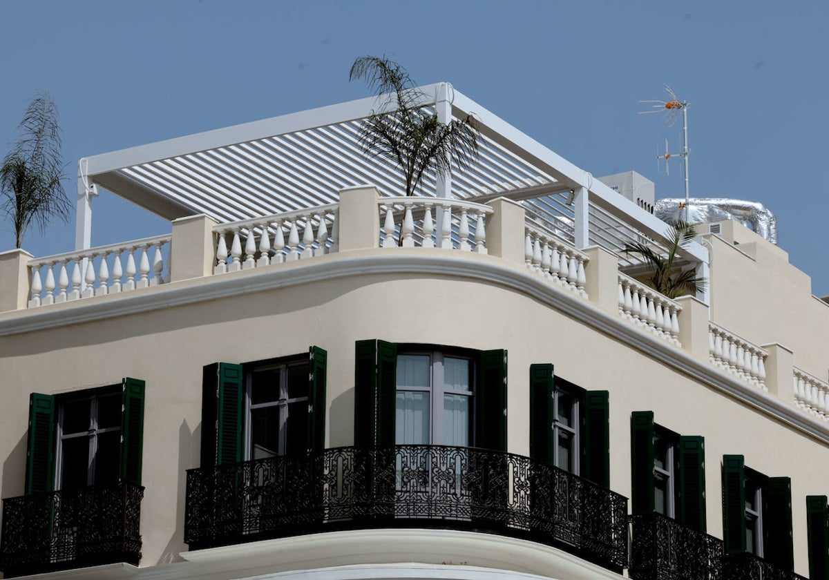 Aspecto de la pérgola metálica colocada sobre el edificio que reproduce La Mundial.