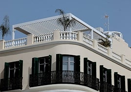 Aspecto de la pérgola metálica colocada sobre el edificio que reproduce La Mundial.