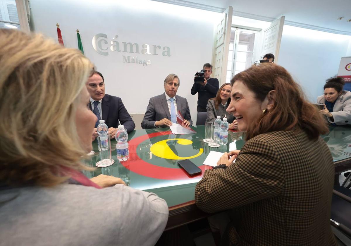 Rocío Blanco, en primer plano, con el presidente de la Confederación de Empresarios de Málaga, Javier González de Lara, y el presidente de la Cámara de Comercio, José Carlos Escribano, al fondo.