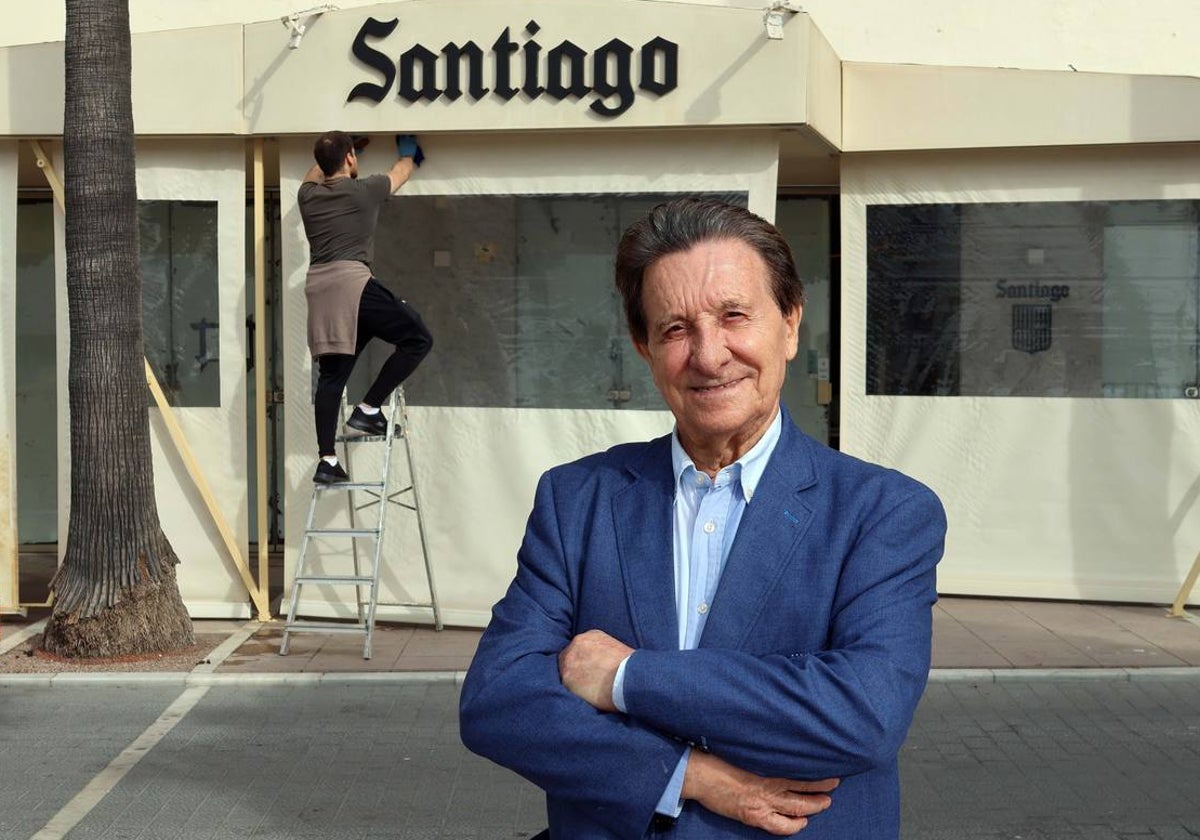 Santiago Domínguez, ante la fachada del restaurante.