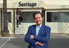 Santiago Domínguez, ante la fachada del restaurante.