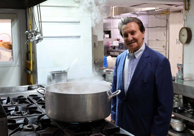 El hostelero, en la cocina, que también se ha sometido a reforma.