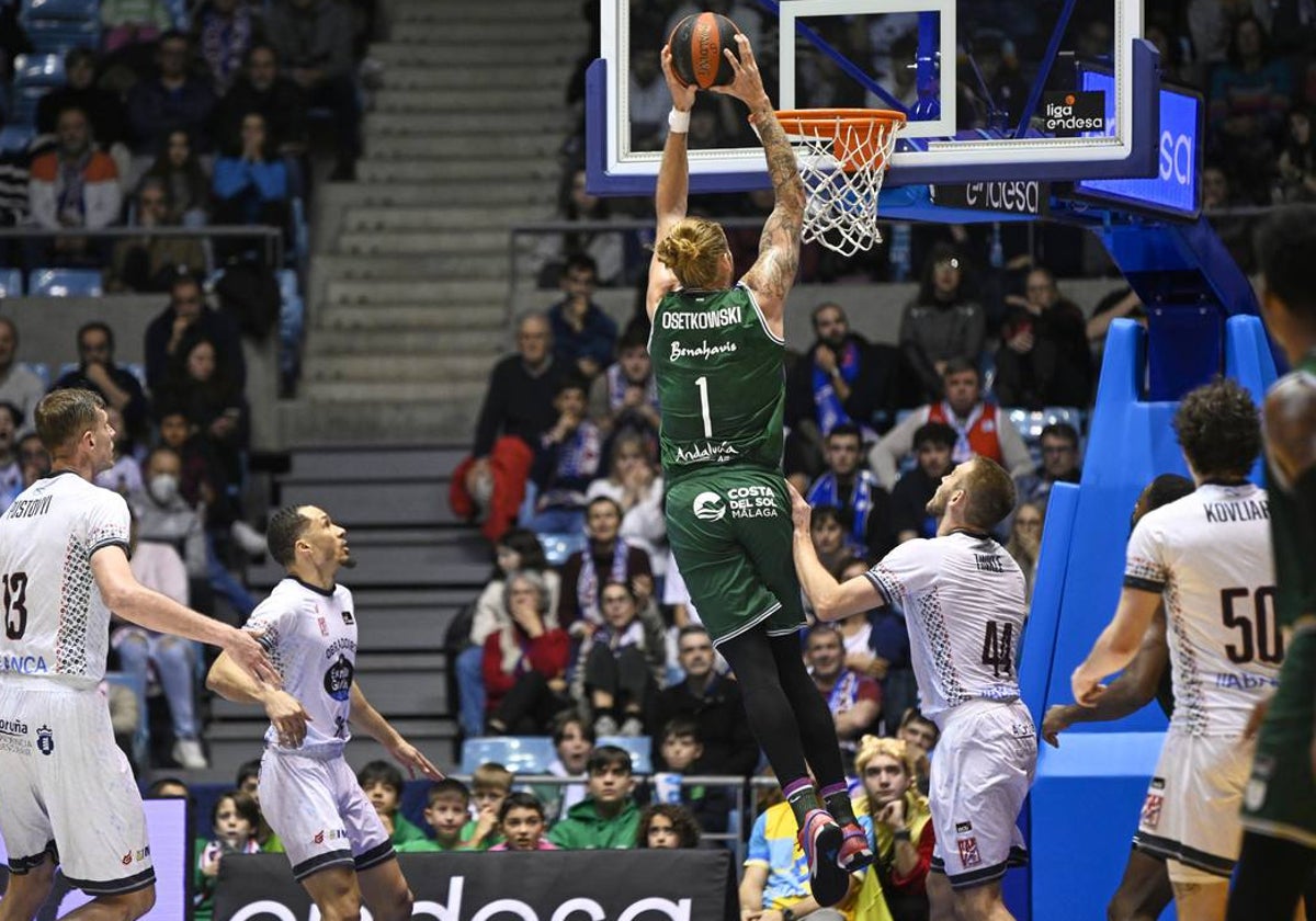 Osetkowski se dispone a machacar la canasta del Obradoiro.