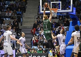 Osetkowski se dispone a machacar la canasta del Obradoiro.