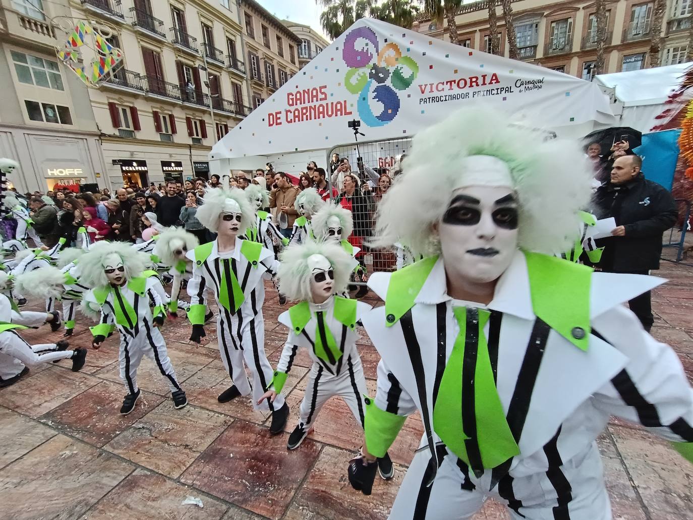 Los chubascos no empañan la fiesta en la calle del Carnaval de Málaga