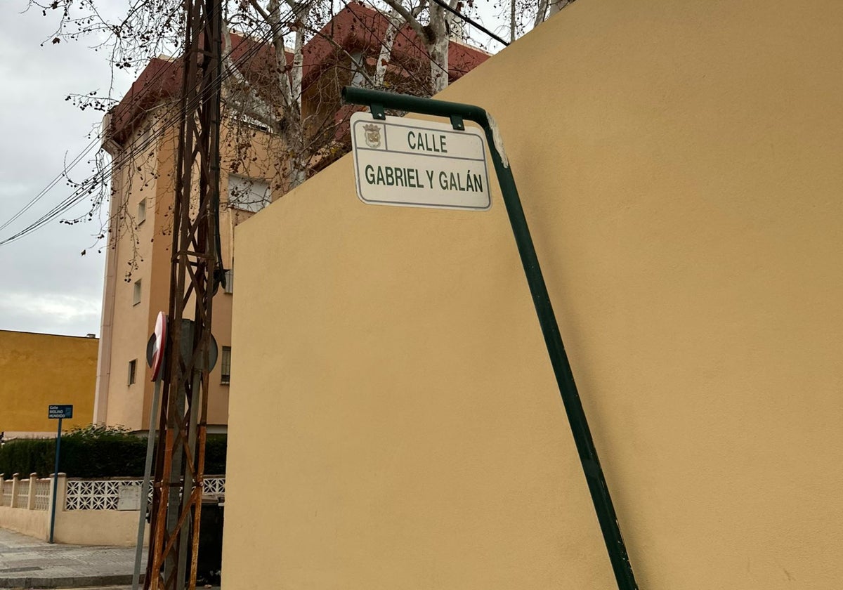 Señal de la calle, doblada desde hace varios meses.