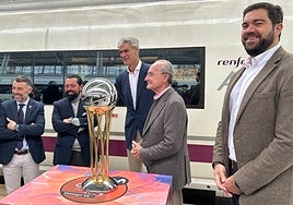 Juan Rosas, José María Arrabal, Antonio Martín, Francisco de la Torre y Borja Vivas, con la Copa del Rey a su llegada a Málaga.
