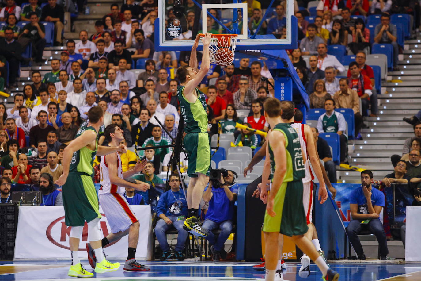 Otra gran oportunidad para el Unicaja, comandado por Joan Plaza, que terminó en decepción al perder en cuartos ante el Zaragoza. El Real Madrid fue campeón con un espectacular triple decisivo de Llull en el último segundo