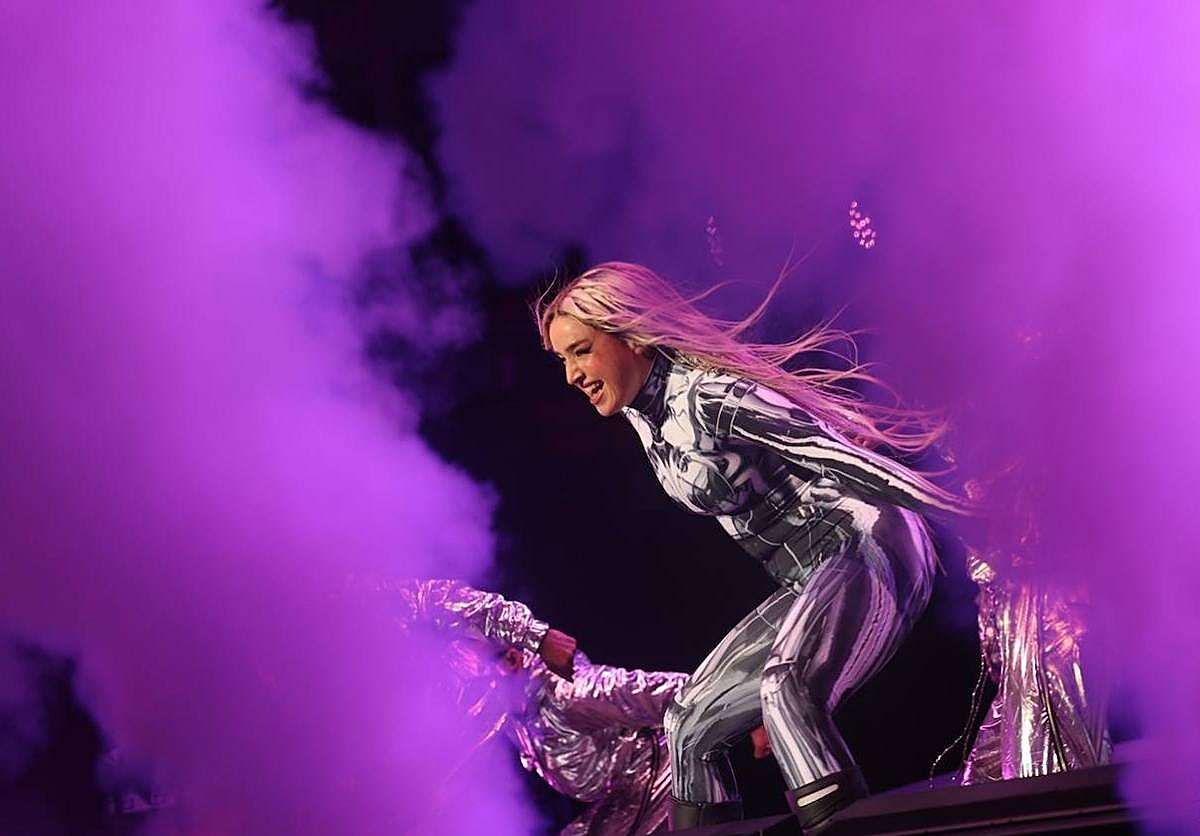 Lola Índigo pone a bailar a Málaga antes de la Copa ACB