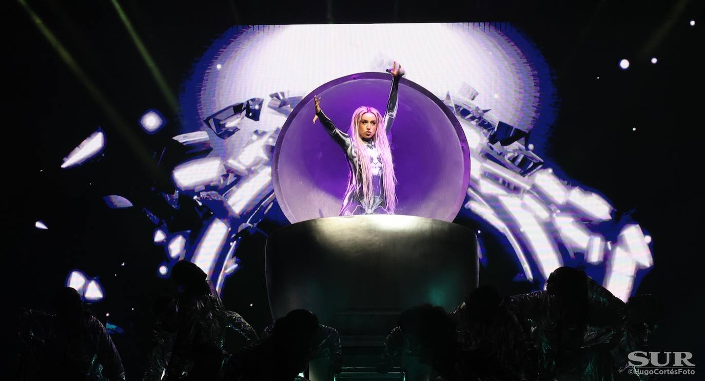 Lola Índigo pone a bailar a Málaga antes de la Copa ACB