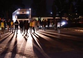 Manifestantes con chalecos amarillos cortan los accesos a Mercamálaga, en la capital malagueña.