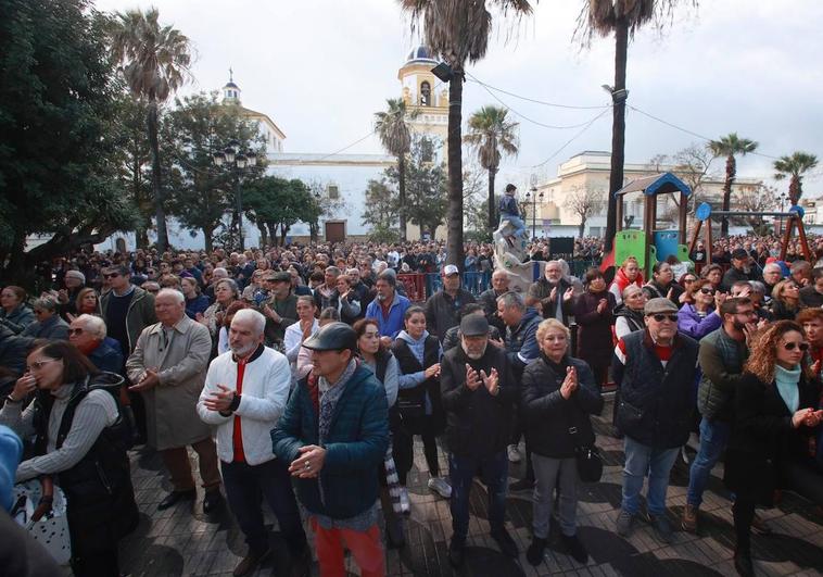 Vecinos de Barbate se concentran por la muerte de dos guardias civiles en una operación contra el narcotráfico