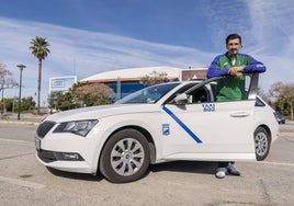 Nihad Djedovic posa junto al taxi en el que se grabó la entrevista para SUR.