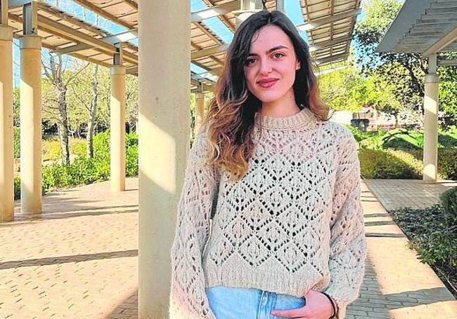 Celia Sánchez, en la zona exterior de la Escuela