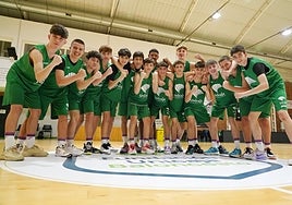 La plantilla del Unicaja infantil posa antes de que arranque la Minicopa.