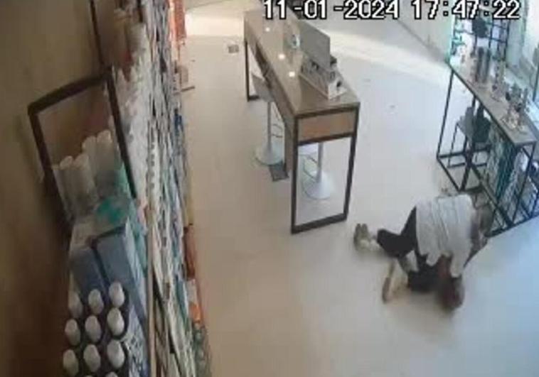 Una auxiliar reduce con la técnica del mataleón a un hombre que destrozaba su farmacia en Málaga