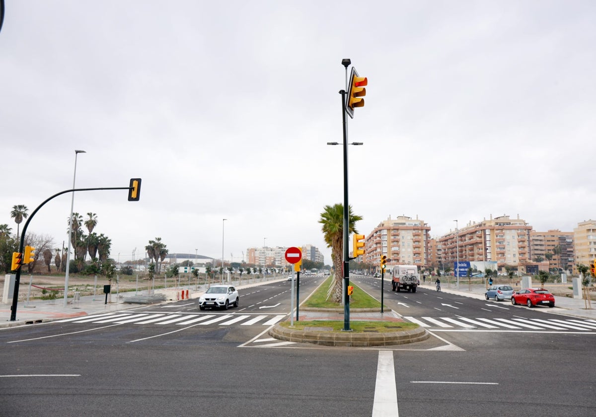 Los vehículos ya circulan por la prolongación de Imperio Argentina hacia el paseo marítimo.