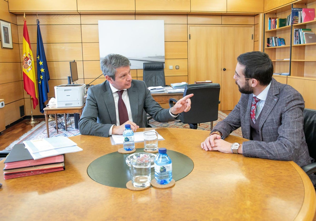 El secretario de Estado de Transporte y Movilidad Sostenible, José Antonio Santano, con el portavoz socialista veleño y senador, Víctor González.